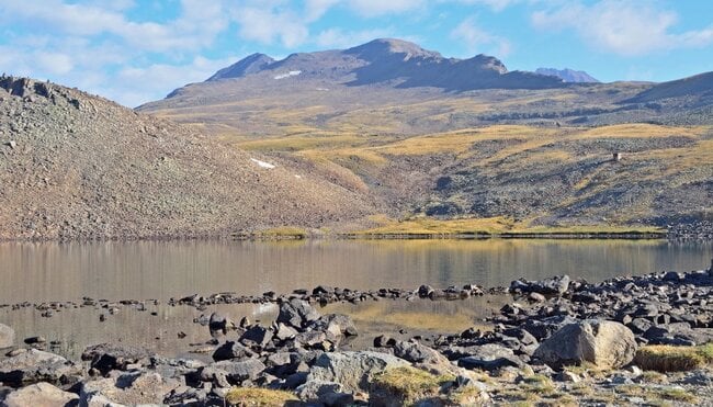 KariSee am Fuße des Mount Aragats