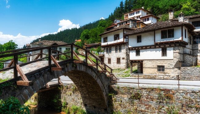 Römische Brücke und alte Häuser im Dorf Shiroka Laka