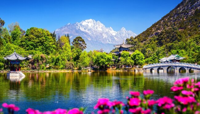 Black Dragon Pool und Jade Dragon Snow Mountain. Berühmter Teich im malerischen Jade Spring Park (Yu Quan Park) am Fuße des Elefantenhügels in der Altstadt von Lijiang in Yunnan, China