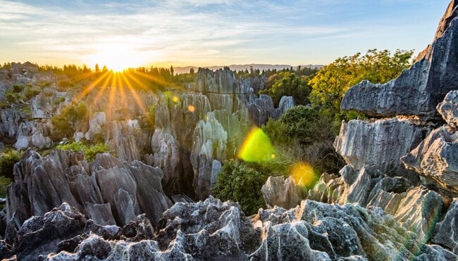 Wunderschöner Sonnenuntergang im Steinwald in Shilin, Kunming, Provinz Yunnan, China