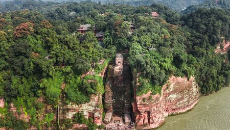 Riesiger Buddha im DaduFluss in China. Luftaufnahme des größten Buddha in der Provinz Leshan, in den eine Klippe eingraviert ist