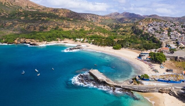 Luftaufnahme des Strandes von Tarrafal auf der Insel Santiago