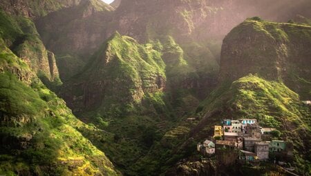 kleiner Ort auf Santo Antao mit Bergpanorama, Kapverde