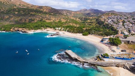 Luftaufnahme des Strandes von Tarrafal auf der Insel Santiago