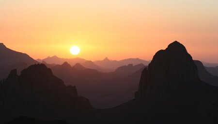 AlgerienHoggarGebirgeSonnenuntergangSaharavomAssekremaus