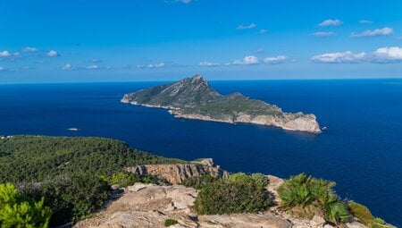 Blick auf Sa Dragonera von den Bergen der Tramuntana, Mallorca, Spanien