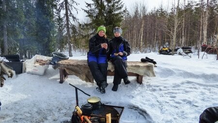 gemütliche Pause am Lagerfeuer in finnisch Lappland