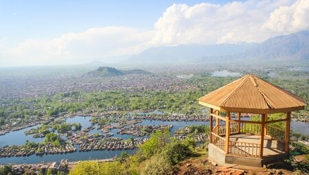 Aussichtspunkt auf dem ShankracharyaHügel mit Blick von oben auf die Stadt Srinagar und die Hausboote im DalSee