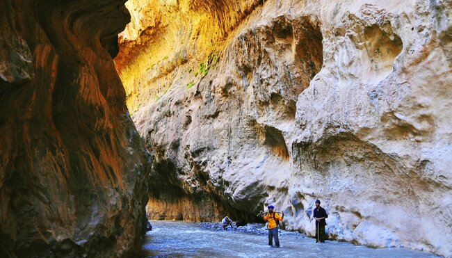 Mgounschlucht im Wasser zur Engstelle