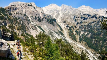 Wanderer am Valbona Pass