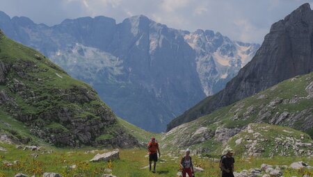 Wanderer auf dem Persllopi Pass_Albanien