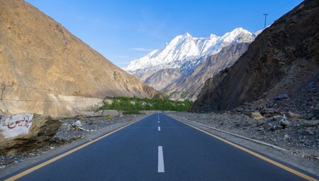 Karakorum Highway auf dem Weg nach HunzaNagar mit Rakaposhi im Hintergrund