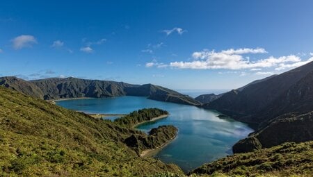 Schöne Aussicht auf den See im mit Wald bedeckten Kratervulkan  „Lagoa do Fogo“ auf der Insel São Miguel – Azoren