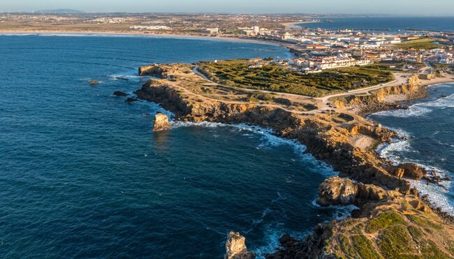 Luftaufnahme der felsigen Meeresküste der Halbinsel Peniche, Portugal