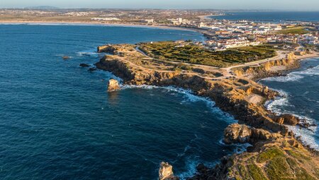 Luftaufnahme der felsigen Meeresküste der Halbinsel Peniche, Portugal