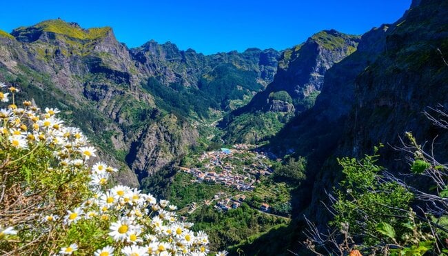 Blick auf das Dorf Curral das Freiras im Nonnental in wunderschöner Berglandschaft, Gemeinde Câmara de Lobos, Insel Madeira, Portugal.