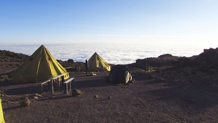 Camp am Kilimanjaro ueber den Wolken