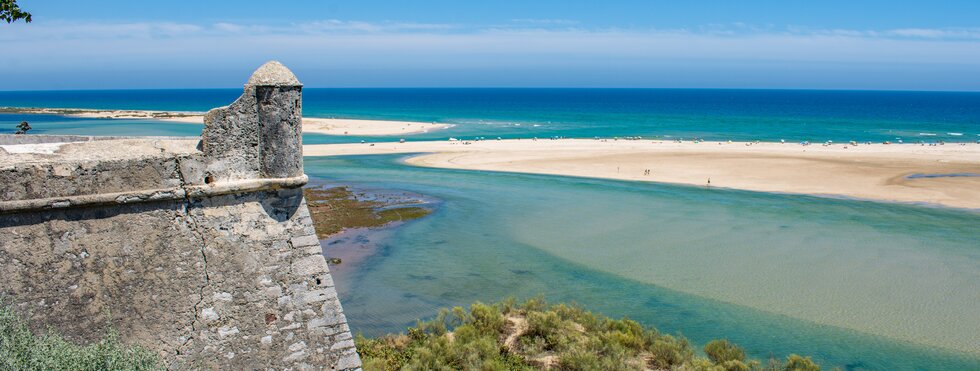 Blick auf die portugiesische Küste von Cacela Velha