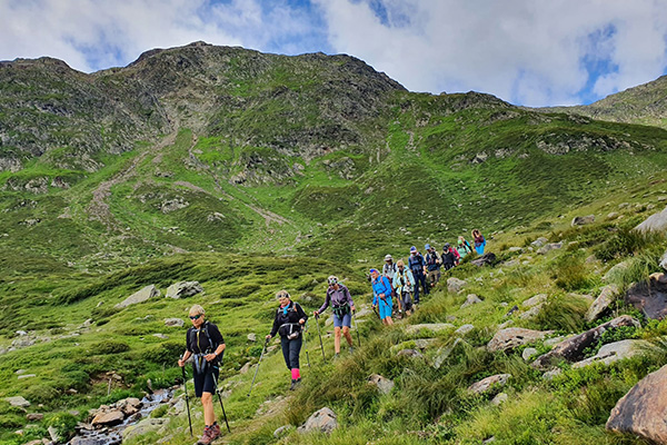 Wandergruppe im Grünen auf der Alpenüberquerung Oberstdorf - Meran