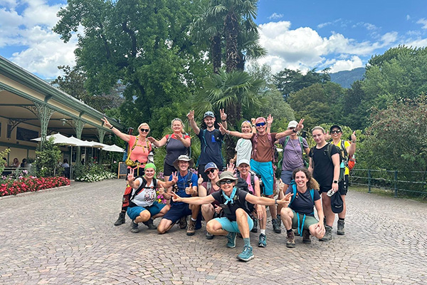 Glückliche Wandergruppe am Ende der Alpenüberquerung Oberstdorf - Meran