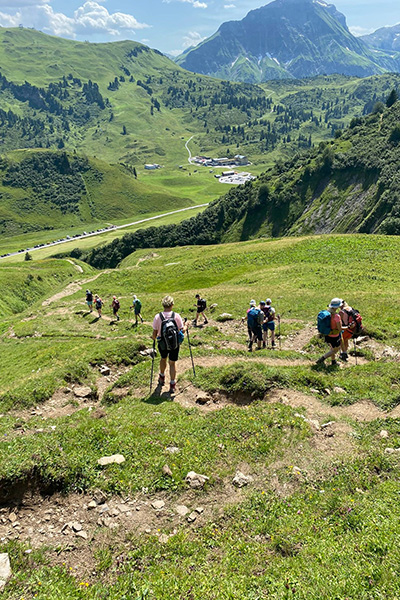 Reisegruppe auf Wanderweg der Alpenüberquerung Oberstdorf - Meran