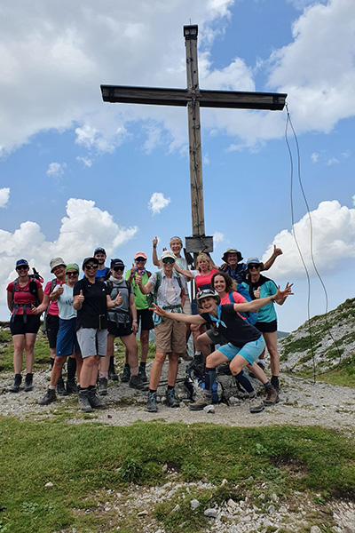 Glückliche Wandergruppe bei der Alpenüberquerung von Oberstdorf nach Meran