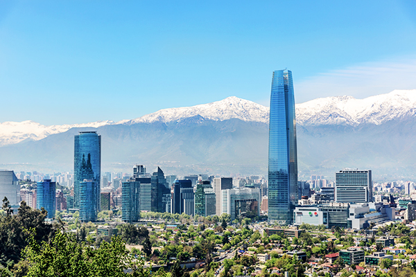 Hochhäuser und Anden in Santiago de Chile