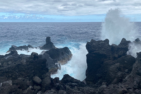 Brandung vor Klippen auf La Réunion