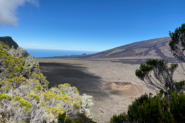 Krater mit Ausblick aufs Meer auf La Réunion