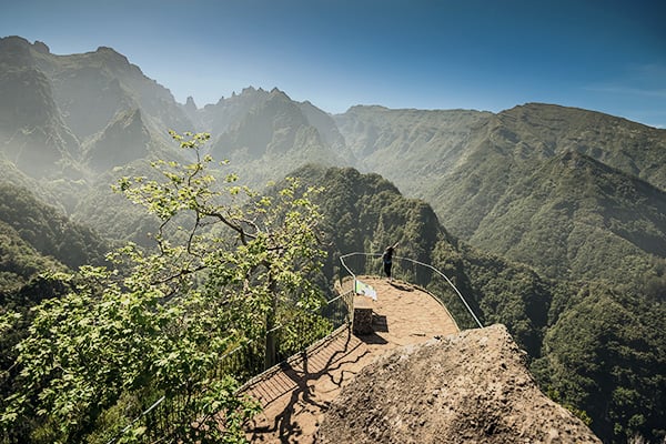 Frau am Vereda dos balcoes auf Madeira