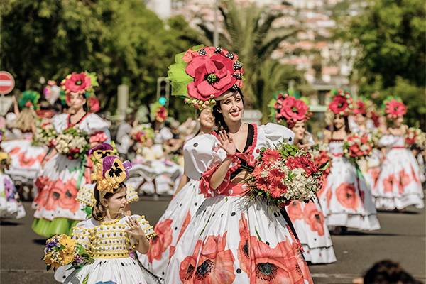 Traditionell gekleidete Frauen beim Blumenfest auf Madeira