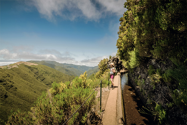 Wanderin am Levada do Alecrim Rabacal auf Madeira