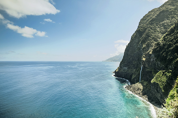 Blick vom Miradouro do Veu da Noiva auf den Wasserfall und das Meer auf Madeira