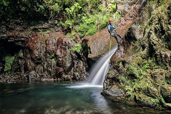 Kletterer am Wasserfall bei Ribeiro Frio, Madeira