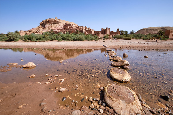 Blick auf Fluss und Ksar Ait Benhaddou