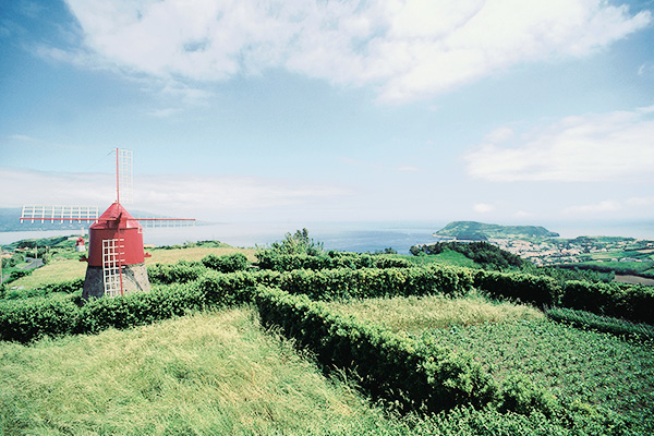 Windmühle vor der Küste von Faial, Azoren, Portugal