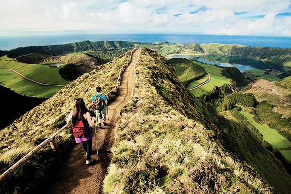 Wanderer auf dem Sete Cidades Trail auf den Azoren, Portugal