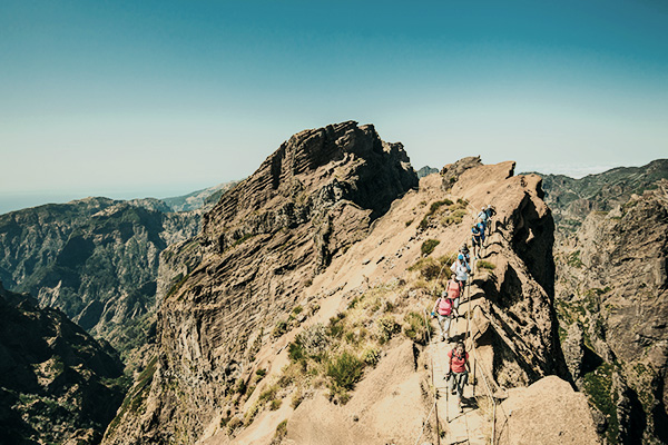 Wanderer auf dem Weg zum Pico Ruivo, Madeira