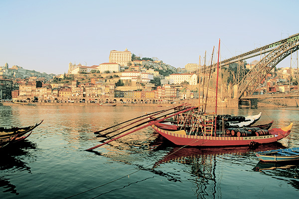 Blick auf die Altstadt von Porto mit Booten im Vordergrund