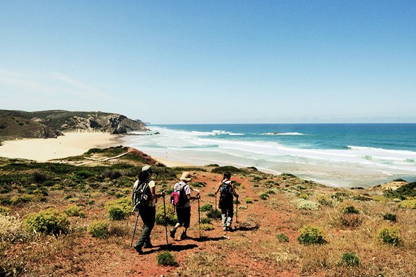 Wanderer an der Küste auf der Rota Vicentina, Portugal