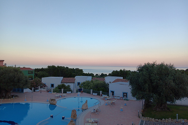 Blick vom Nuraghe Arvu Resort auf den Pool und das Meer, Cala Gonone, Sardinien