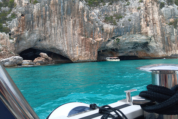 Blick auf die  Grotta del Blue auf Sardinien