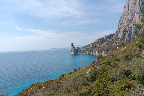 Blick auf die Felsnadel Pedra Longa auf Sardinien