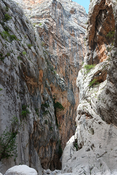 Im Inneren der Schlucht Goropu auf Sardinien